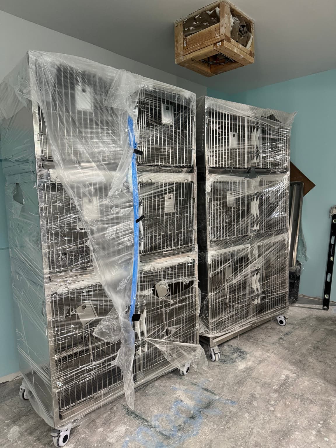 Brand New Stainless Steel Veterinary 6-Compartment Cage/Kennel Bank – 2 Available